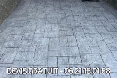 Moule résine pour béton imprimé motifs imitation vieux bois sur béton